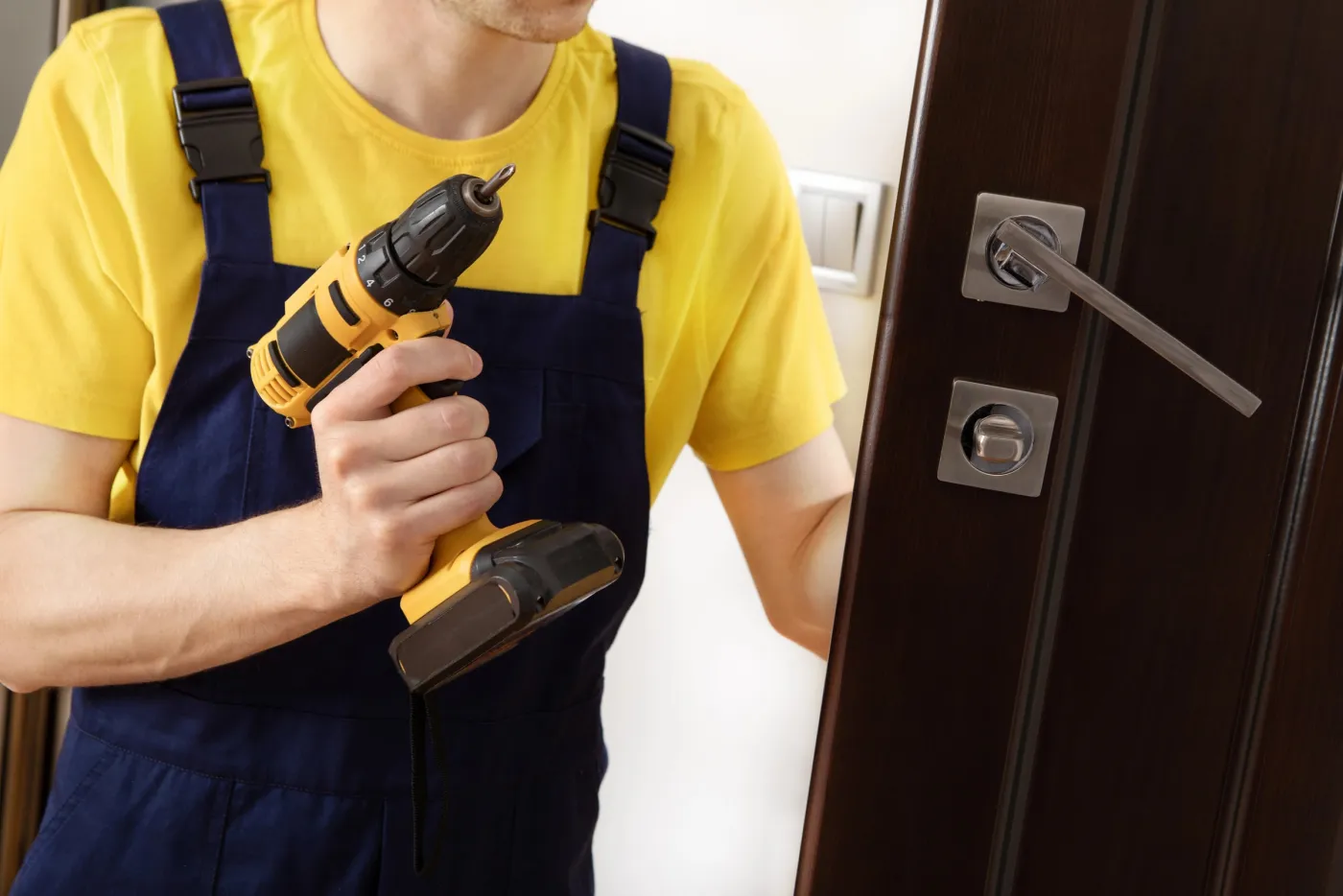 Serrurier indépendant intervenant sur une serrure de porte à Bois-d'Arcy (78390)